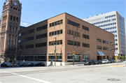 809 N BROADWAY, a Contemporary small office building, built in Milwaukee, Wisconsin in 1920.