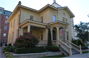 800 N Marshall St (aka 900 E Wells St), a Italianate house, built in Milwaukee, Wisconsin in 1872.