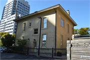 800 N Marshall St (aka 900 E Wells St), a Italianate house, built in Milwaukee, Wisconsin in 1872.