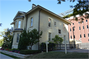 800 N Marshall St (aka 900 E Wells St), a Italianate house, built in Milwaukee, Wisconsin in 1872.