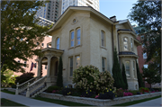 800 N Marshall St (aka 900 E Wells St), a Italianate house, built in Milwaukee, Wisconsin in 1872.