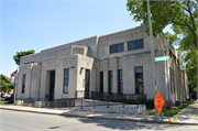 1635 W NATIONAL AVE, a Art/Streamline Moderne small office building, built in Milwaukee, Wisconsin in 1937.
