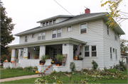 1001-1003 S WEBSTER AVE, a American Foursquare duplex/two-flat, built in Green Bay, Wisconsin in 1918.