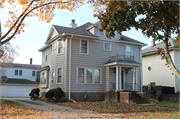 909 HOWARD ST 909 HOWARD ST, a American Foursquare house, built in Green Bay, Wisconsin in 1910.