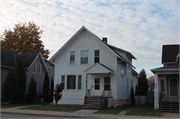 825-827 SHAWANO AVE, a Front Gabled duplex/two-flat, built in Green Bay, Wisconsin in 1905.