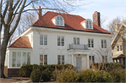 4425 N Lake Dr, a Colonial Revival/Georgian Revival house, built in Shorewood, Wisconsin in 1917.