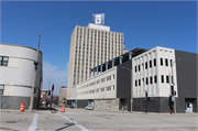 633 W WISCONSIN AVE, a Contemporary large office building, built in Milwaukee, Wisconsin in 1966.