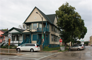900-902 W WALKER ST, a Colonial Revival/Georgian Revival duplex/two-flat, built in Milwaukee, Wisconsin in 1905.