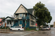 900-902 W WALKER ST, a Colonial Revival/Georgian Revival duplex, built in Milwaukee, Wisconsin in 1905.