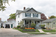 824 N 8TH ST 824 N 8TH ST, a American Foursquare house, built in Manitowoc, Wisconsin in 1906.