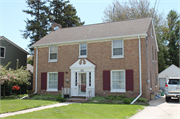 907 PINE ST, a Colonial Revival/Georgian Revival house, built in Manitowoc, Wisconsin in 1941.