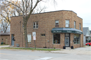 914 9TH ST, a Commercial Vernacular small retail building, built in Green Bay, Wisconsin in 1932.