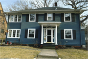 2135 CHAMBERLAIN AVE, a Colonial Revival/Georgian Revival house, built in Madison, Wisconsin in 1923.