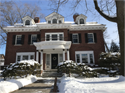 2242 N LAKE DR, a Colonial Revival/Georgian Revival house, built in Milwaukee, Wisconsin in 1905.