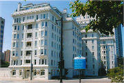 925 E WELLS ST, a Neoclassical/Beaux Arts apartment/condominium, built in Milwaukee, Wisconsin in 1908.