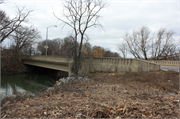 W. Lincoln Avenue over the Kinnickinnic River, a NA (unknown or not a building) concrete bridge, built in Milwaukee, Wisconsin in 1996.