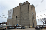 300-350 S WATER ST, a Astylistic Utilitarian Building grain elevator/feed mill, built in Milwaukee, Wisconsin in 1932.