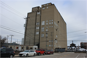 300-350 S WATER ST, a Astylistic Utilitarian Building grain elevator/feed mill, built in Milwaukee, Wisconsin in 1932.