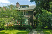 1822 N HI-MOUNT BLVD, a Dutch Colonial Revival house, built in Milwaukee, Wisconsin in 1916.