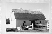 10075 JANCING AVE, a Astylistic Utilitarian Building barn, built in Wells, Wisconsin in 1900.