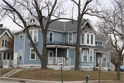 821-823 West Ave S, a Queen Anne house, built in La Crosse, Wisconsin in 1883.