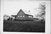 9088 COUNTY HIGHWAY M, a Gabled Ell one to six room school, built in Maple Valley, Wisconsin in 1900.