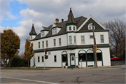 2900 S KINNICKINNIC AVE, a Queen Anne tavern/bar, built in Milwaukee, Wisconsin in 1893.