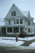 1050-1052 SPAIGHT ST, a Queen Anne duplex/two-flat, built in Madison, Wisconsin in 1905.