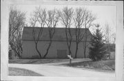 425 W APPLETREE CT., a Astylistic Utilitarian Building barn, built in Mequon, Wisconsin in 1900.