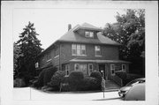 107 W BUNTROCK AVE, a American Foursquare house, built in Thiensville, Wisconsin in 1915.