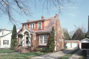7014 Hubbard Ave, a Colonial Revival/Georgian Revival house, built in Middleton, Wisconsin in 1928.