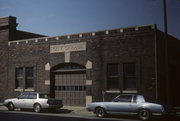 340 WISCONSIN AVE, a Commercial Vernacular garage, built in Racine, Wisconsin in 1923.