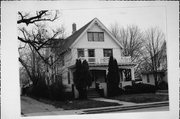 2022-2024 WASHINGTON AVE, a Queen Anne house, built in Racine, Wisconsin in 1915.