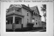 2022-2024 WASHINGTON AVE, a Queen Anne house, built in Racine, Wisconsin in 1915.
