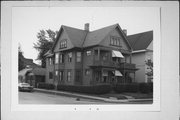 901-903 WISCONSIN AVE, a Queen Anne duplex, built in Racine, Wisconsin in 1900.
