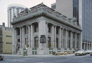 526-532 E WISCONSIN AVE, a Neoclassical/Beaux Arts small office building, built in Milwaukee, Wisconsin in 1906.