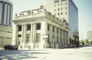 526-532 E WISCONSIN AVE, a Neoclassical/Beaux Arts small office building, built in Milwaukee, Wisconsin in 1906.