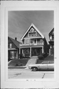 3331-33 N 8TH ST, a Queen Anne duplex/two-flat, built in Milwaukee, Wisconsin in 1909.