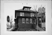 1037 S 10TH ST, a American Foursquare house, built in Milwaukee, Wisconsin in 1915.