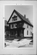 736-738 N 28TH PL., a Queen Anne duplex/two-flat, built in Milwaukee, Wisconsin in 1906.
