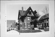 933 N 29TH ST, a Craftsman house, built in Milwaukee, Wisconsin in 1908.