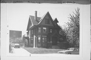 933 N 29TH ST, a Craftsman house, built in Milwaukee, Wisconsin in 1908.