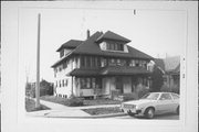 3301-3303 N 29TH ST, a American Foursquare duplex/two-flat, built in Milwaukee, Wisconsin in 1925.