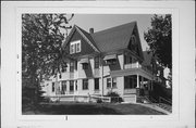 933-935 N 31ST ST, a Queen Anne house, built in Milwaukee, Wisconsin in 1901.