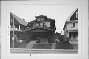 1512-1514 N 35TH ST, a American Foursquare duplex/two-flat, built in Milwaukee, Wisconsin in 1916.
