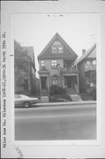 1908-1910, 1912-1914, 1916, 1920-22, 1924-1926, 1928-1930, 1932, 1936 N 35TH ST, a Front Gabled duplex/two-flat, built in Milwaukee, Wisconsin in 1898.