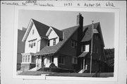 1031 N ASTOR ST, a Craftsman house, built in Milwaukee, Wisconsin in 1911.