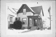 3324 N CAMBRIDGE AVE, a Queen Anne house, built in Milwaukee, Wisconsin in 1901.