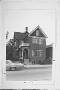 911 E CENTER ST, a Gabled Ell house, built in Milwaukee, Wisconsin in 1909.