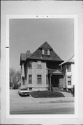 1627-1629 N FARWELL AVE, a Queen Anne duplex/two-flat, built in Milwaukee, Wisconsin in 1895.